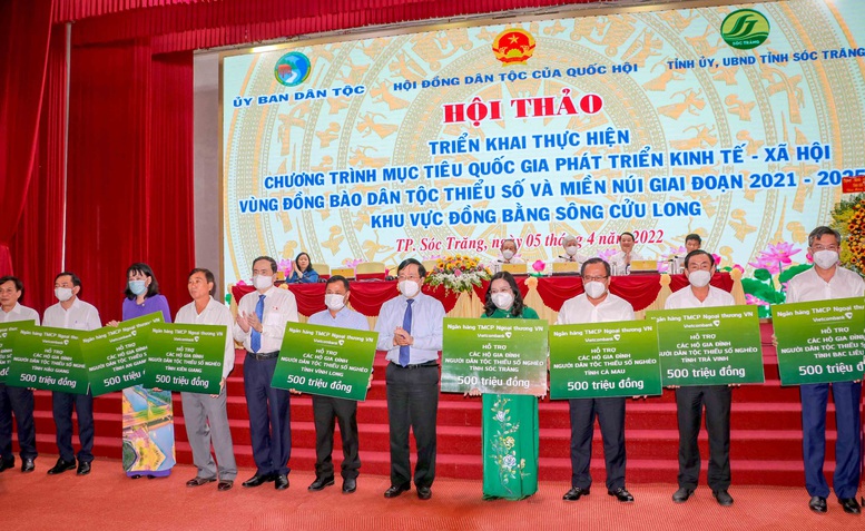 Vietcombank ủng hộ 4,5 tỷ đồng hỗ trợ các hộ gia đình người dân tộc thiểu số nghèo tại 9 tỉnh ĐBSCL - Ảnh 1.