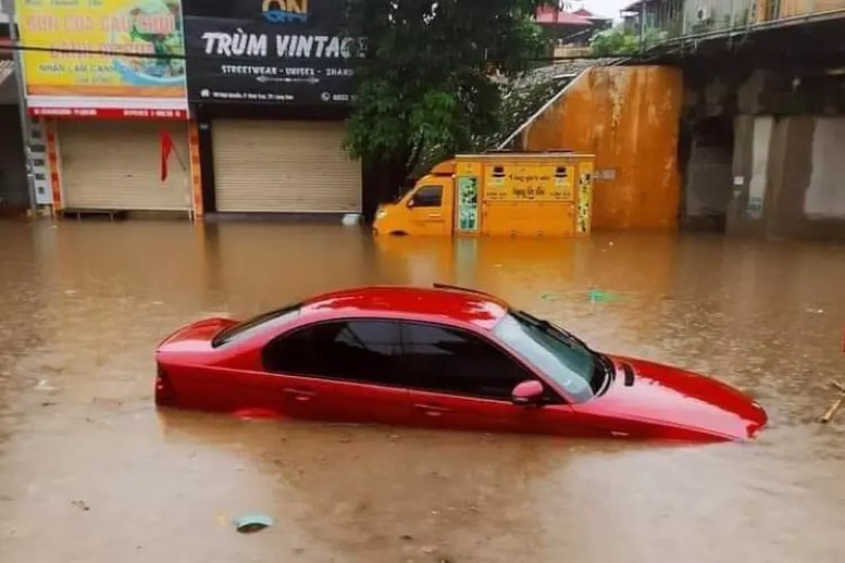 Mưa lớn diện rộng, Lạng Sơn chìm trong biển nước, nhiều ngôi nhà bị đổ sập - Ảnh 3.