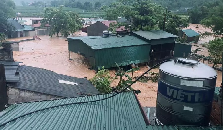 Mưa lớn diện rộng, Lạng Sơn chìm trong biển nước, nhiều ngôi nhà bị đổ sập - Ảnh 2.