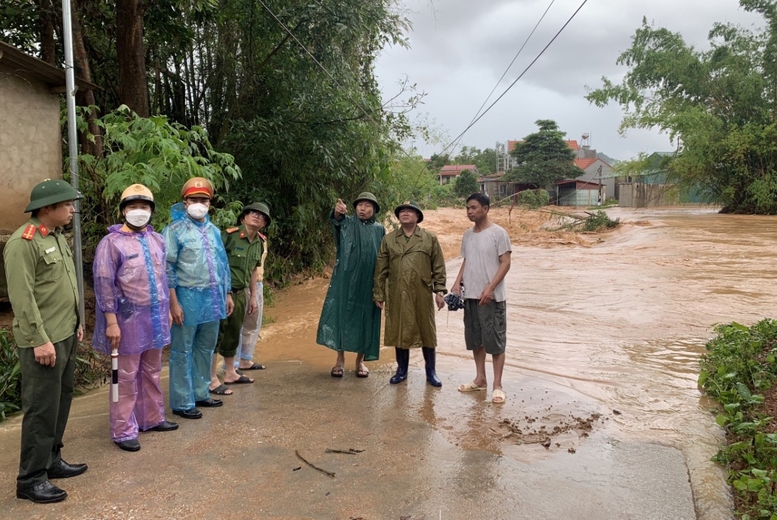 Lạng Sơn chìm trong 'biển nước'; Bắc Kạn tảng đá to như ngôi nhà sập xuống mặt đường - Ảnh 9.