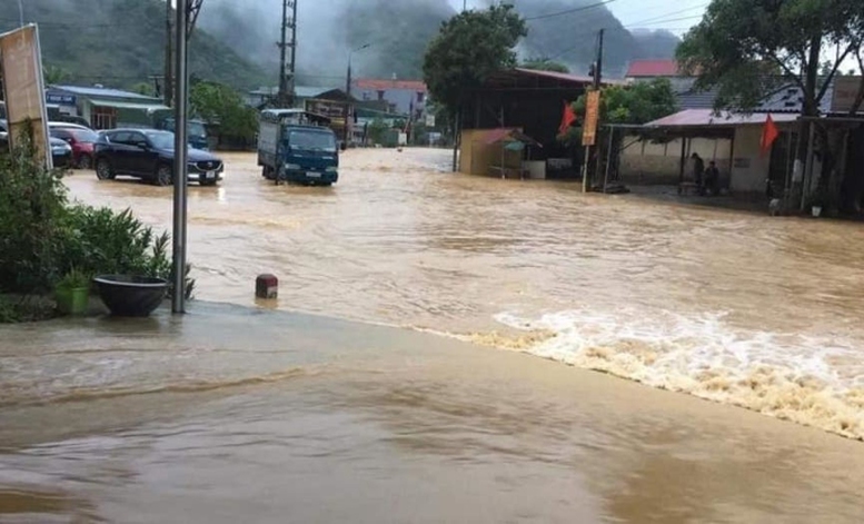 Mưa lớn diện rộng, Lạng Sơn chìm trong biển nước, nhiều ngôi nhà bị đổ sập - Ảnh 1.