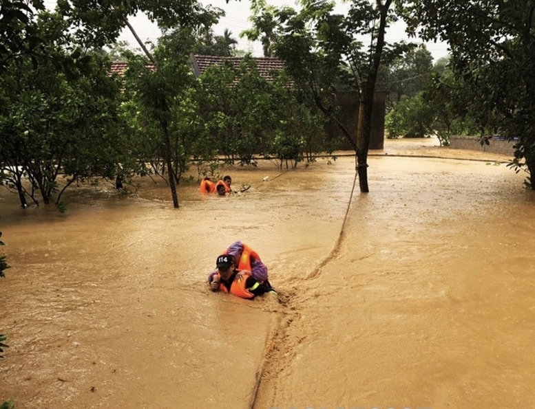 Lạng Sơn chìm trong 'biển nước'; Bắc Kạn nhiều tảng đá to như ngôi nhà sập xuống mặt đường - Ảnh 5.