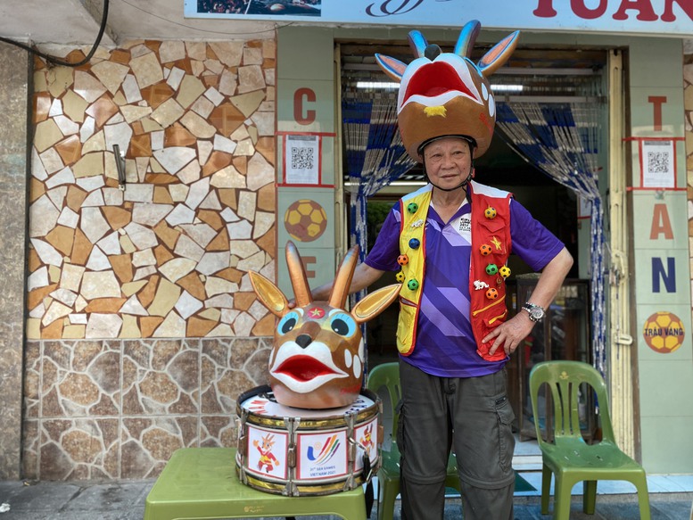 &quot;Cổ động viên số 1 Việt Nam&quot; 20 năm làm mũ linh vật SEA Games - Ảnh 2.