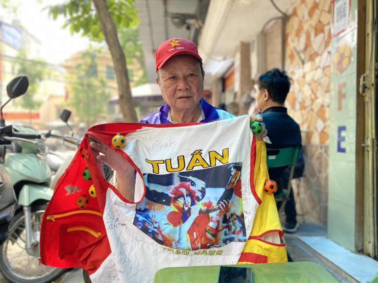 &quot;Cổ động viên số 1 Việt Nam&quot; 20 năm làm mũ linh vật SEA Games - Ảnh 1.