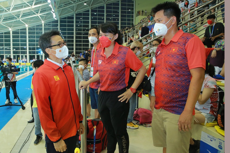 Phó Thủ tướng Vũ Đức Đam thăm, động viên các VĐV thi đấu tại SEA Games 31 - Ảnh 10.