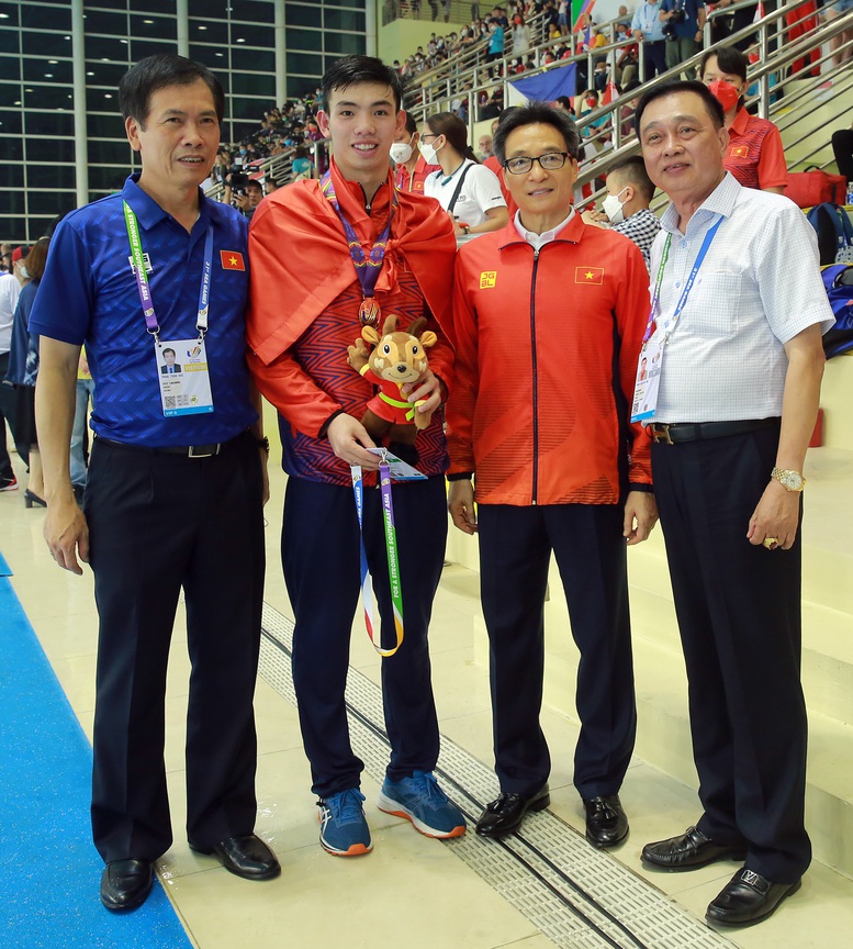 Phó Thủ tướng Vũ Đức Đam thăm, động viên các VĐV thi đấu tại SEA Games 31 - Ảnh 9.