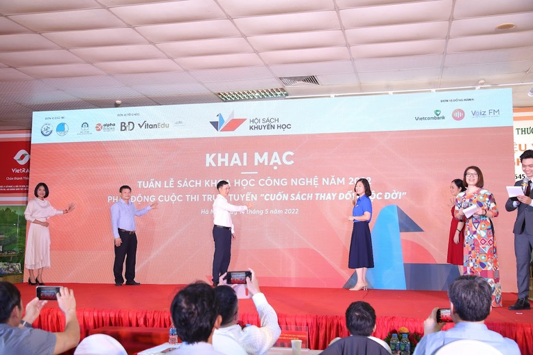 Sách giúp thay đổi cuộc đời, nâng cao dân trí - Ảnh 1.
