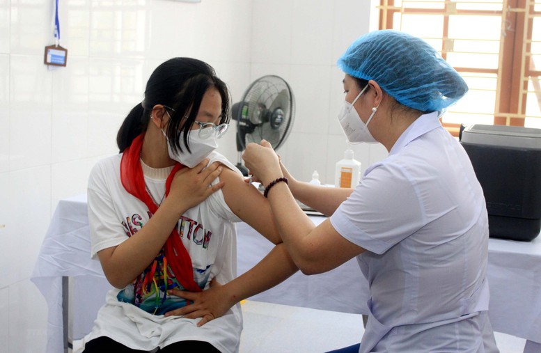 Tiếp tục đẩy nhanh tiêm vaccine phòng COVID-19 mũi 3 và cho trẻ từ 5 - dưới 12 tuổi - Ảnh 1.