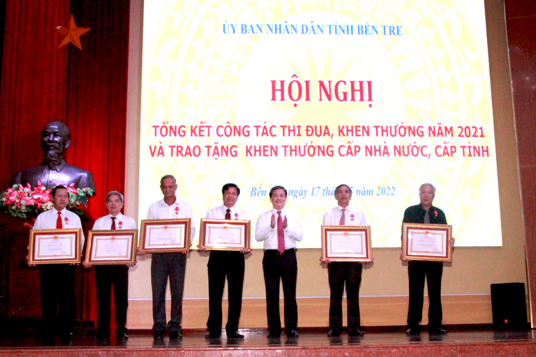 Bến Tre tổng kết phong trào thi đua-khen thưởng năm 2021 - Ảnh 1.