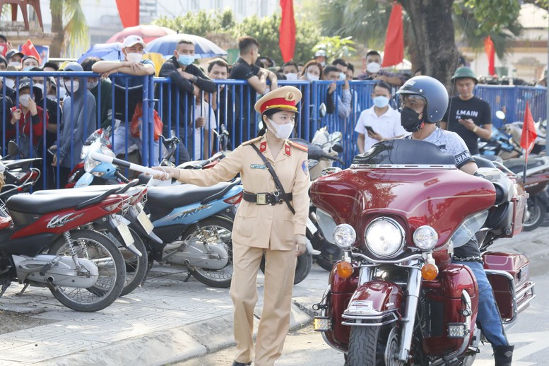 CẢNH TƯỢNG CHƯA TỪNG CÓ: Xuyên đêm &quot;săn vé&quot; cổ vũ U23 Việt Nam - Ảnh 6.