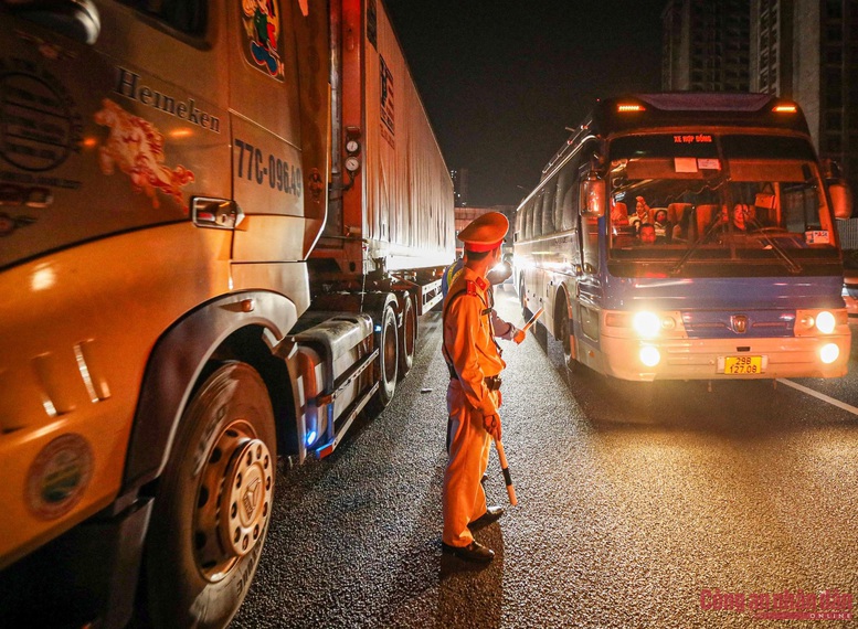 Xuyên đêm làm 'cọc tiêu sống' đón người dân trở lại Hà Nội - Ảnh 5.