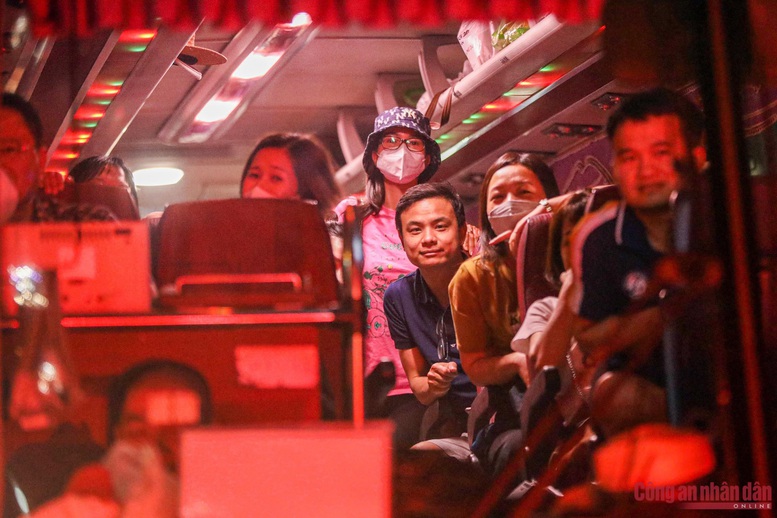 Xuyên đêm làm 'cọc tiêu sống' đón người dân trở lại Hà Nội - Ảnh 8.
