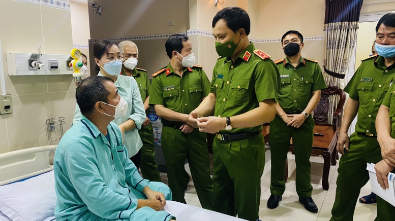 Bị gẫy gập cổ chân, trinh sát hình sự vẫn cương quyết bắt giữ đối tượng trốn nã nguy hiểm - Ảnh 2.