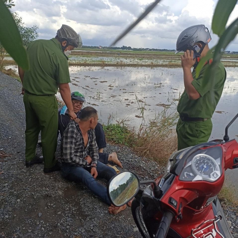 Bị gẫy gập cổ chân, trinh sát hình sự vẫn cương quyết bắt giữ đối tượng trốn nã nguy hiểm - Ảnh 3.