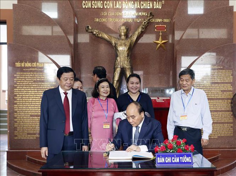 Chủ tịch nước dự Lễ kỷ niệm 110 năm Ngày sinh Chủ tịch Hội đồng Bộ trưởng Phạm Hùng - Ảnh 3.
