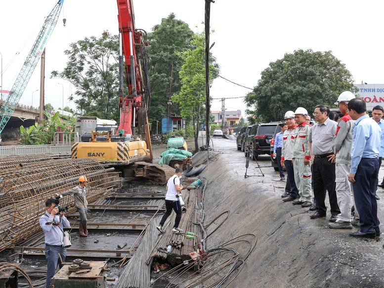 Thủ tướng thăm, tặng quà công nhân; kiểm tra thi công cây cầu huyết mạch tại Bắc Giang - Ảnh 7.