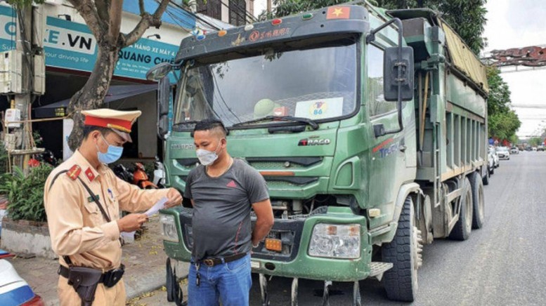 Yêu cầu thực hiện nghiêm quy định về xếp hàng hoá trên xe ô tô - Ảnh 1.