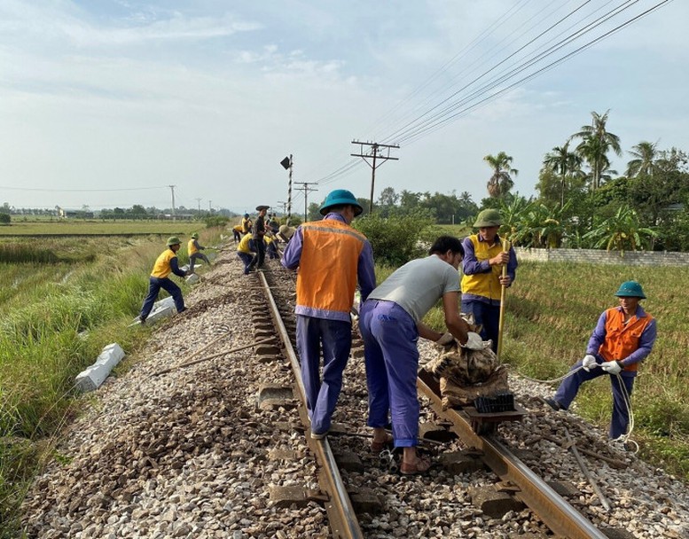 Dứt điểm GPMB để hoàn thành sửa chữa tuyến đường sắt Bắc-Nam - Ảnh 1.