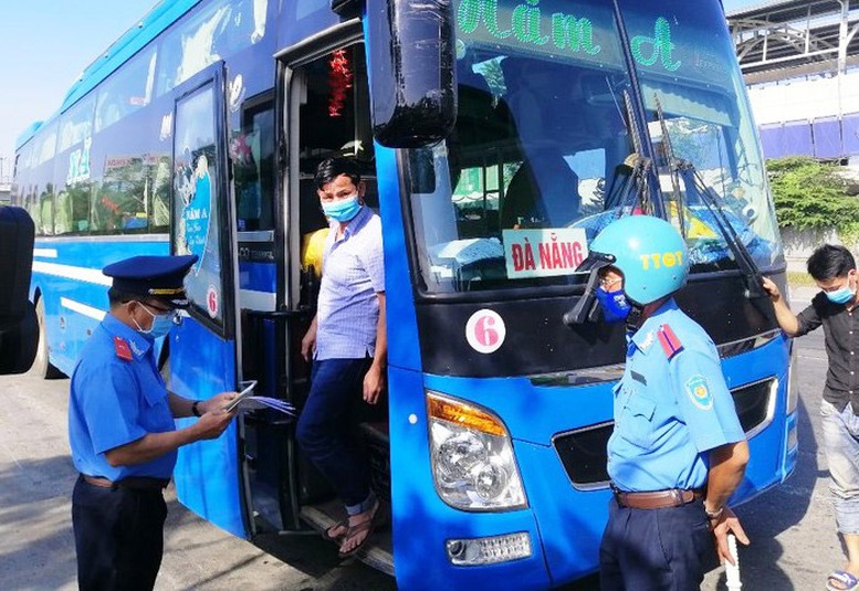 Tăng cường kiểm tra xe vận tải vi phạm trong mùa cao điểm du lịch - Ảnh 1.