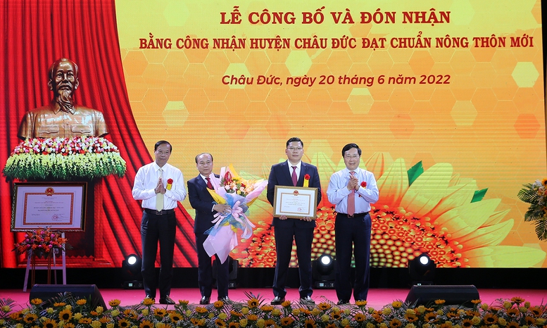 Trao Bằng công nhận huyện Châu Đức đạt chuẩn nông thôn mới - Ảnh 1.