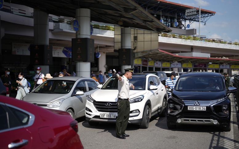 Hạn chế phương tiện cá nhân lên sân bay Nội Bài do 'quá tải'