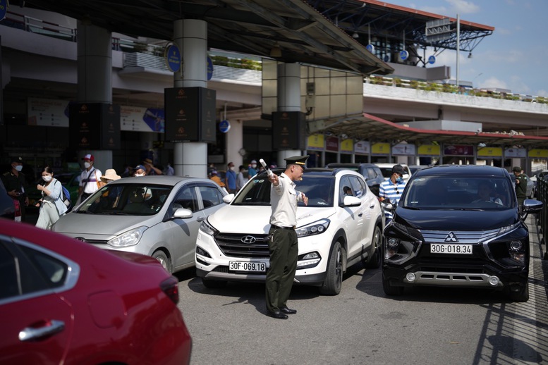 Hạn chế phương tiện cá nhân lên sân bay Nội Bài do 'quá tải' - Ảnh 1.