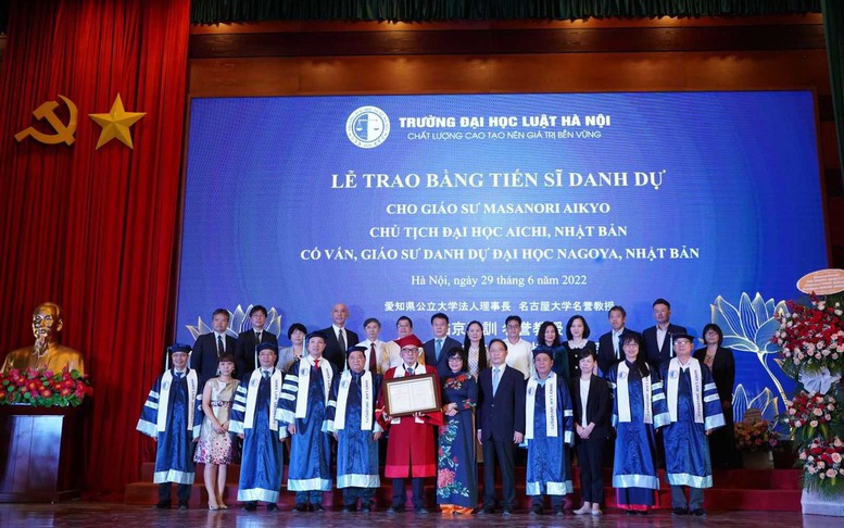 Đại học Luật Hà Nội trao bằng Tiến sĩ Danh dự cho Chủ tịch Đại học Aichi (Nhật Bản)