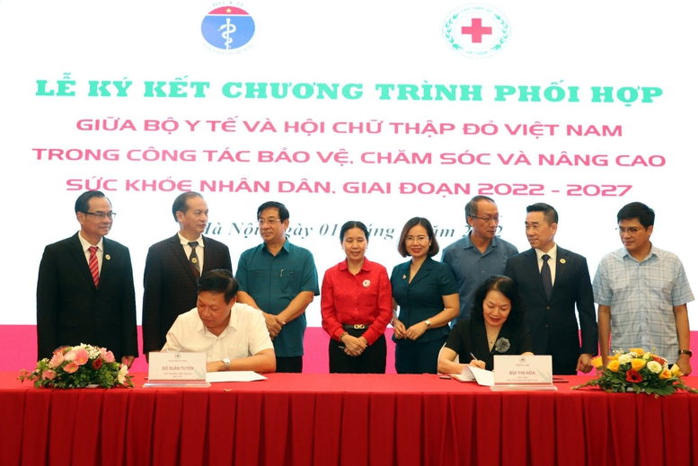 Ký kết hợp tác tạo ‘hệ sinh thái chăm sóc người yếu thế’ - Ảnh 1.
