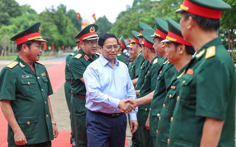 Thủ tướng thăm lực lượng vũ trang tỉnh Đắk Lắk, yêu cầu luôn sẵn sàng chiến đấu ở mức cao nhất