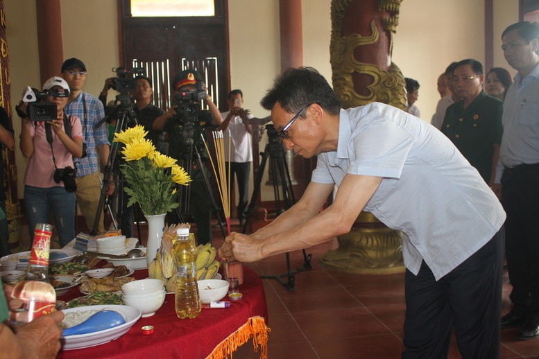 Phó Thủ tướng Vũ Đức Đam thăm lực lượng tìm kiếm hài cốt liệt sĩ tại chiến khu Ba Lòng - Ảnh 2.