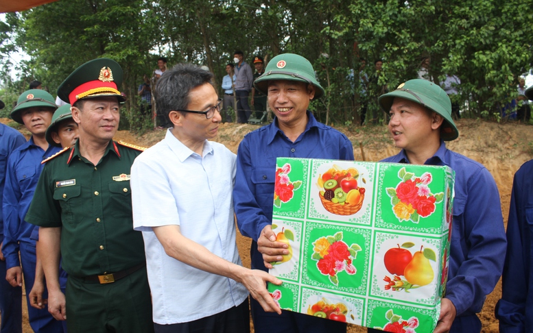 Phó Thủ tướng Vũ Đức Đam thăm lực lượng tìm kiếm hài cốt liệt sĩ tại chiến khu Ba Lòng