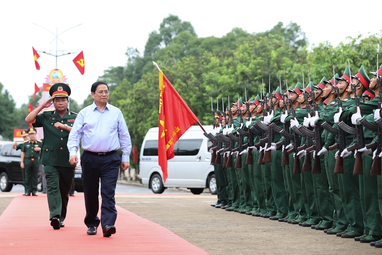 Thủ tướng thăm lực lượng vũ trang tỉnh Đắk Lắk, yêu cầu luôn sẵn sàng chiến đấu ở mức cao nhất - Ảnh 1.