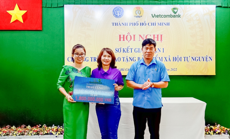 Vietcombank TPHCM ủng hộ 2,2 tỷ đồng hỗ trợ người lao động khó khăn trên địa bàn - Ảnh 1.