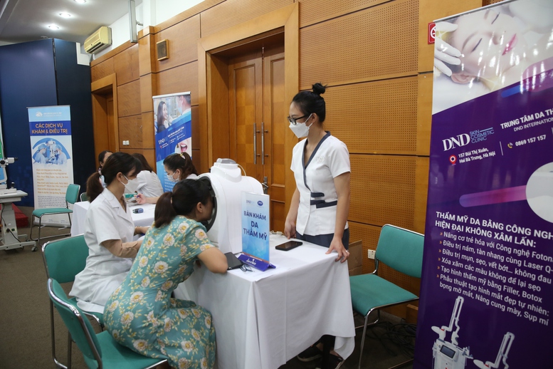 Khám, tư vấn các bệnh về mắt, răng và thẩm mỹ cho cán bộ, người làm báo Cổng TTĐT Chính phủ - Ảnh 4.