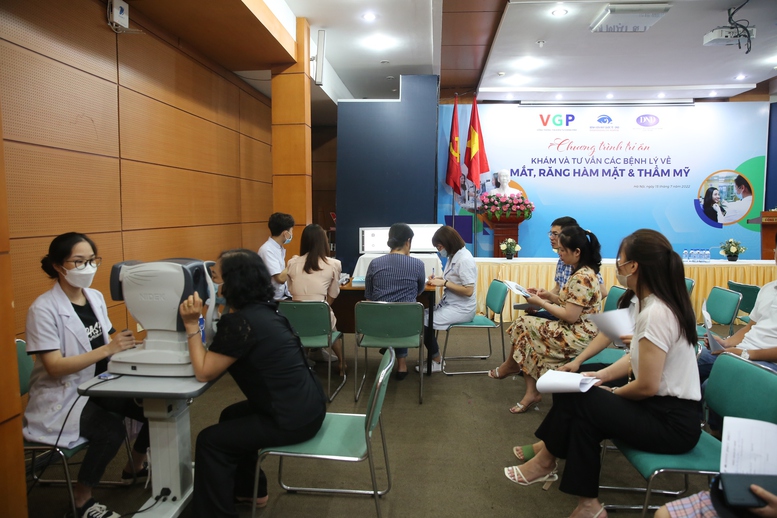Khám, tư vấn các bệnh về mắt, răng và thẩm mỹ cho cán bộ, người làm báo Cổng TTĐT Chính phủ - Ảnh 1.