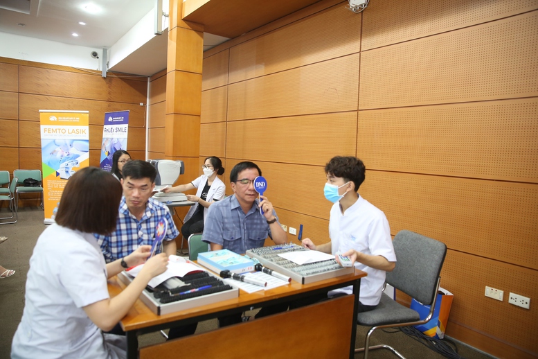 Khám, tư vấn các bệnh về mắt, răng và thẩm mỹ cho cán bộ, người làm báo Cổng TTĐT Chính phủ - Ảnh 5.