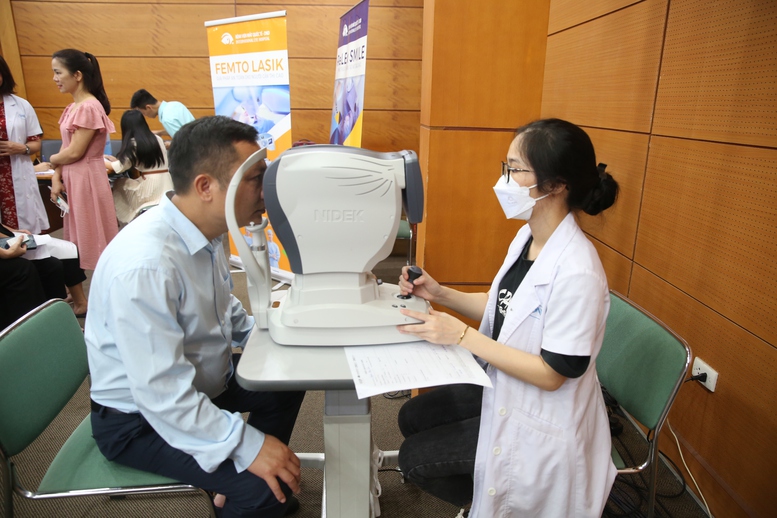Khám, tư vấn các bệnh về mắt, răng và thẩm mỹ cho cán bộ, người làm báo Cổng TTĐT Chính phủ - Ảnh 3.