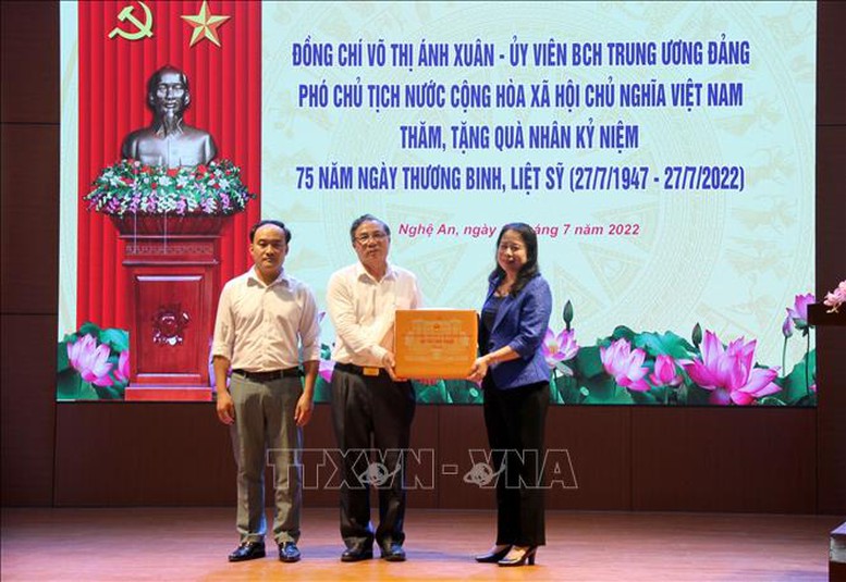 Phó Chủ tịch nước thăm, tặng quà thương, bệnh binh tại Nghệ An - Ảnh 1.