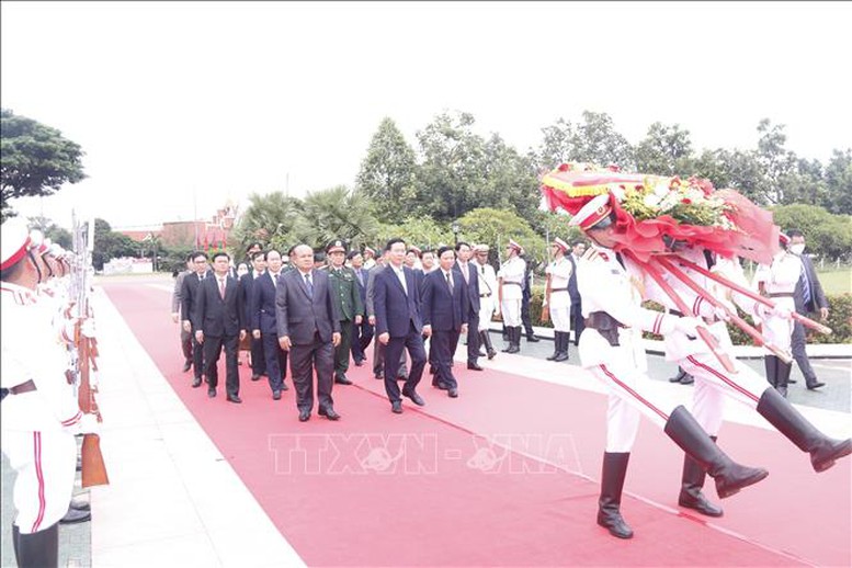 Lãnh đạo cấp cao Đảng, Nhà nước Lào tiếp đoàn đại biểu cấp cao Đảng, Nhà nước ta - Ảnh 4.