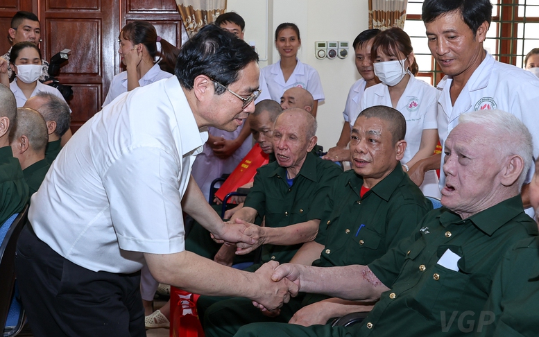 Thủ tướng: Tiếp tục rà soát toàn diện các chính sách, chăm lo tốt hơn nữa đời sống người có công *