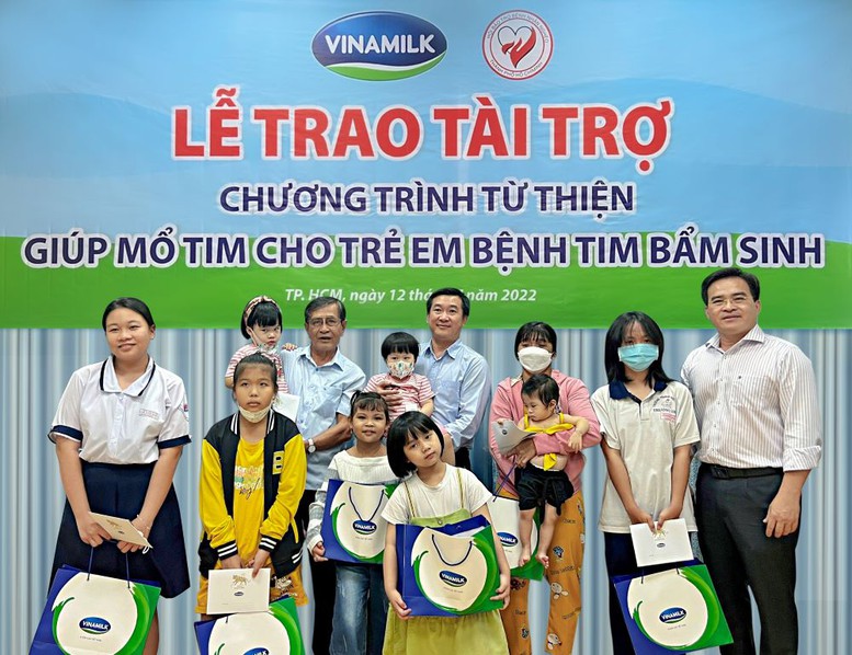 Vinamilk tiếp tục ủng hộ 500 triệu đồng cho các bệnh nhi nghèo mổ tim - Ảnh 2.