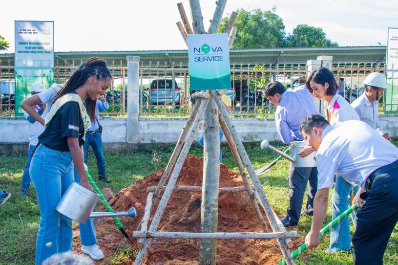 Miss Earth và NovaGroup làm đẹp các tuyến đường tại Phan Thiết - Ảnh 1.