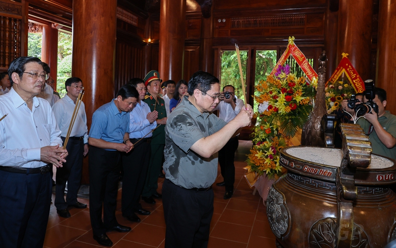 Thủ tướng dâng hương tưởng niệm Chủ tịch Hồ Chí Minh, tri ân anh hùng, liệt sĩ tại các ‘địa chỉ đỏ’ ở Nghệ An