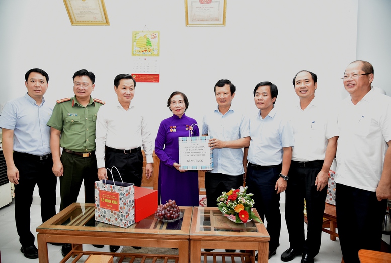 Đồng chí Lê Minh Khái tặng quà, tri ân người có công, gia đình chính sách - Ảnh 6.