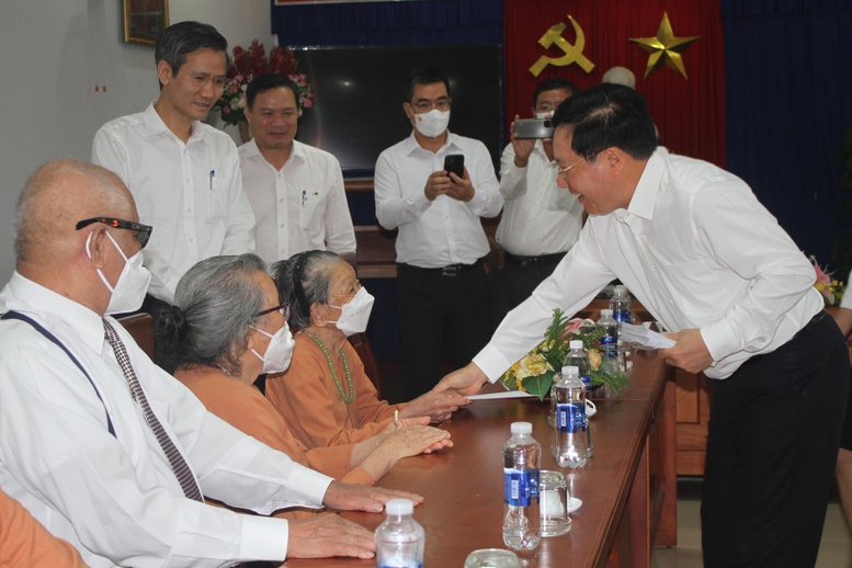 Đồng chí Phạm Bình Minh thăm, tặng quà tri ân người có công với cách mạng trên địa bàn Đà Nẵng - Ảnh 1.