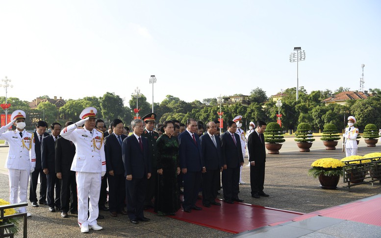 Chùm ảnh: Lãnh đạo Đảng, Nhà nước tưởng nhớ Chủ tịch Hồ Chí Minh và các Anh hùng liệt sĩ