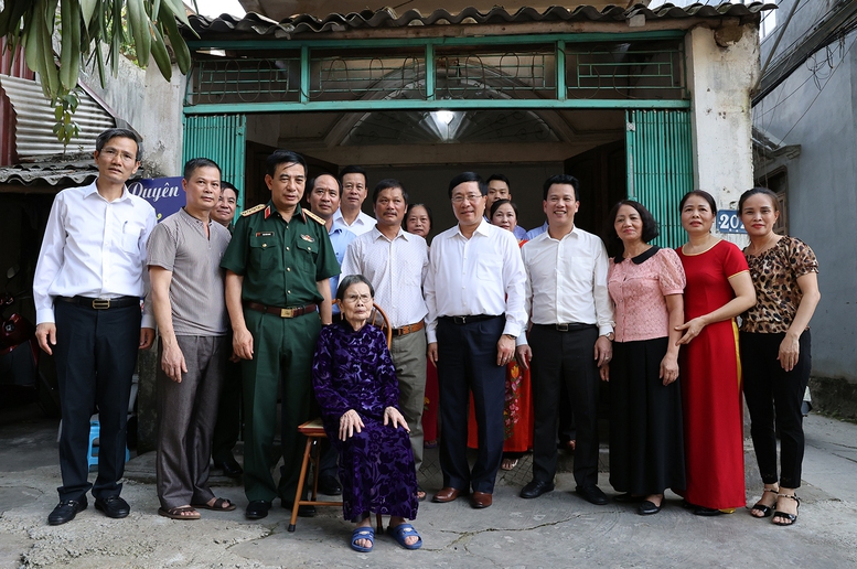 Phó Thủ tướng Thường trực dâng hương tại Nghĩa trang Liệt sĩ quốc gia Vị Xuyên - Ảnh 6.