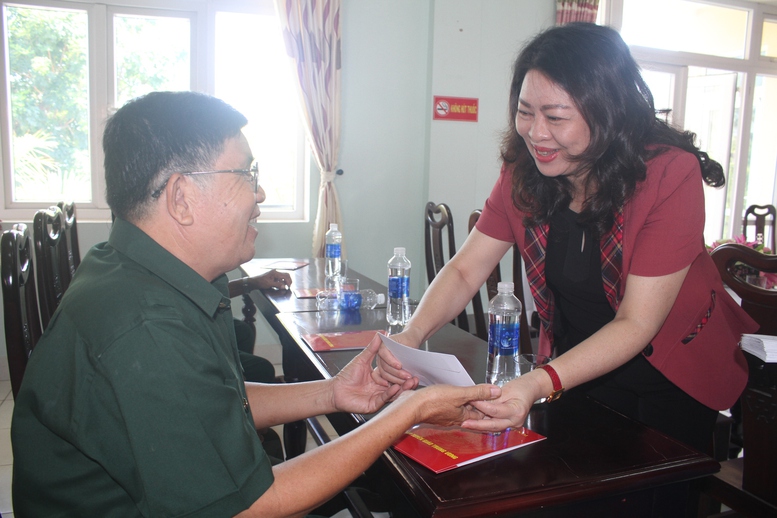 Trưởng Ban Tuyên giáo Trung ương thăm, động viên người có công tại Quảng Nam - Ảnh 4.