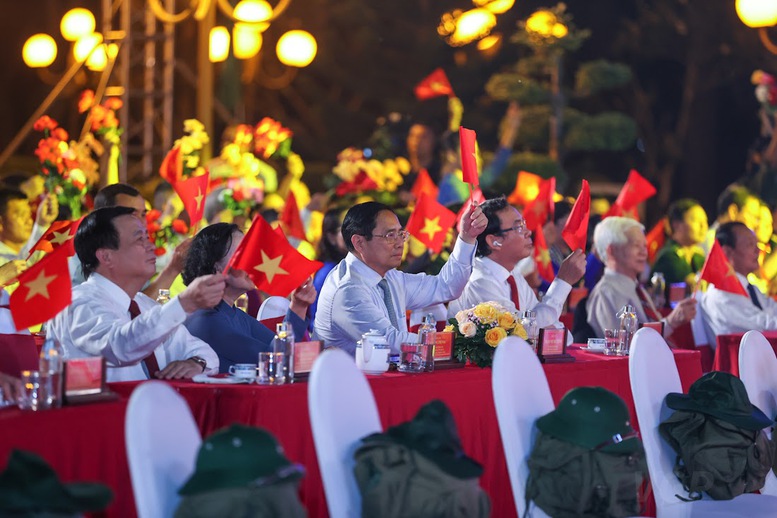 TRỰC TIẾP: 'Khúc tráng ca hòa bình' tái hiện và khắc ghi những trang sử hào hùng - Ảnh 4.