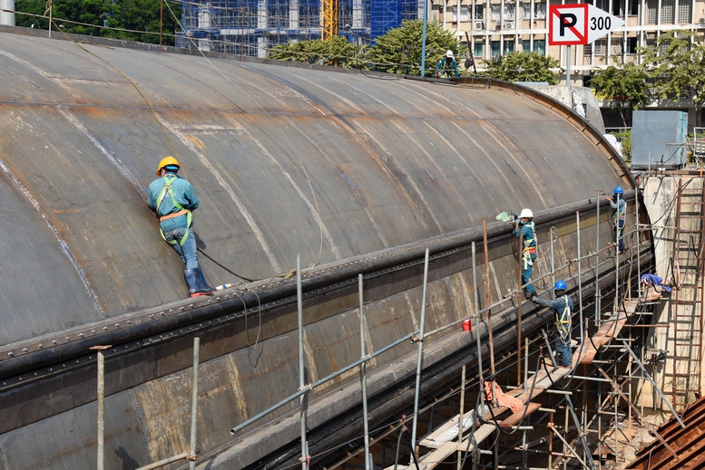 Dự án chống ngập do triều ở TPHCM: Hàng nghìn tỷ đồng thiết bị nằm phơi mưa nắng - Ảnh 2.